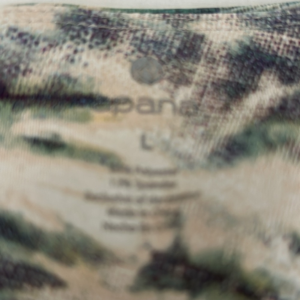 APANA cropped legging with Unique Color Pattern - Picture 2 of 5
